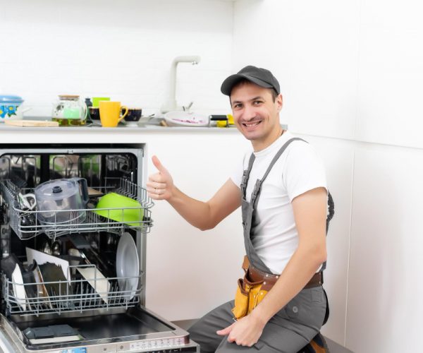 repair-dishwashers-master-has-come-home-is-repairing-dishwasher
